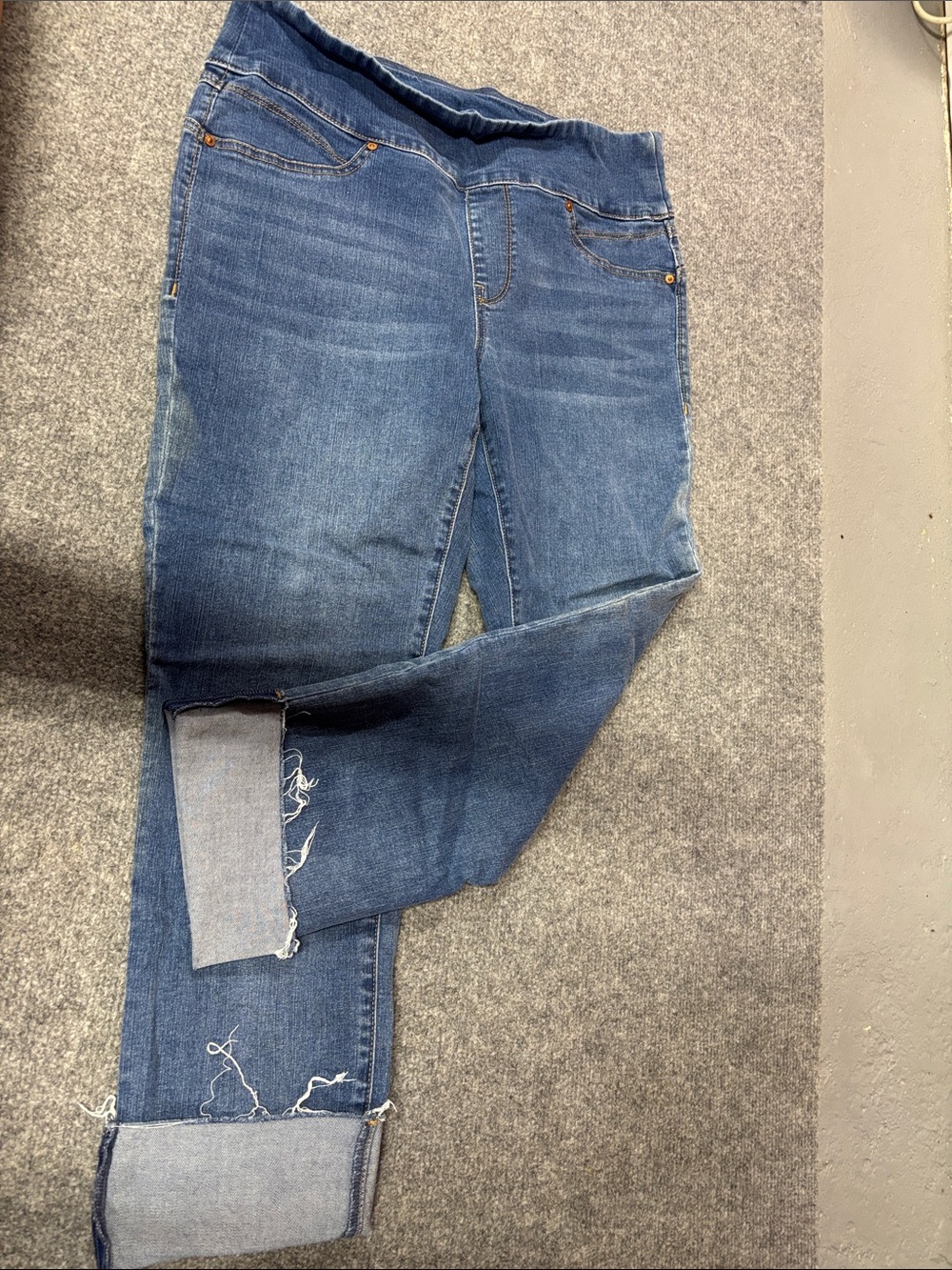 Seven7 medium Blue Cropped Ankle Jeans